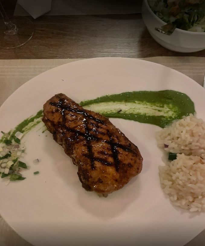 Gegrilde kip met rijst en chimichurri bij Poco Mucho Enschede