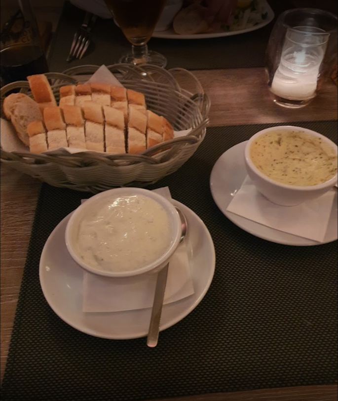 Stokbrood met huisgemaakte saus bij Poco Mucho Enschede